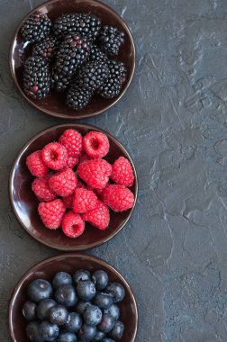 Çilek ahududu kırmızı kuş üzümü ve yaban mersini bir sma içinde karışımı