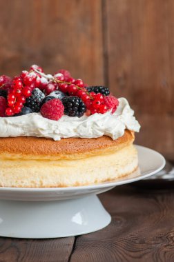Kabarık Japon pamuk cheesecake wipped krema ile yakın çekim 