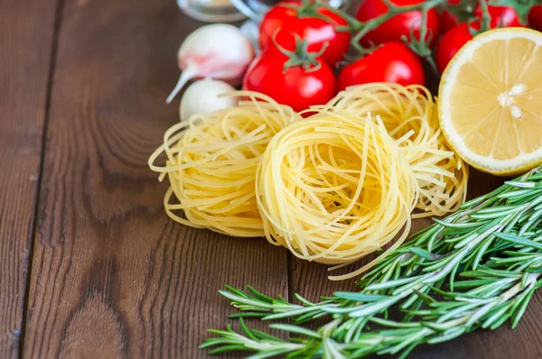 Ingredientes crudos para la cena de estilo italiano. Pastas, tomates cherry — Foto de Stock