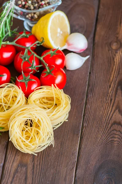 Ingredientes crudos para la cena de estilo italiano. Pastas, tomates cherry — Foto de Stock