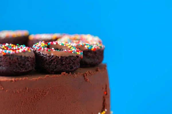 Закрыть шоколадные пончики с шоколадной глазурью с — стоковое фото