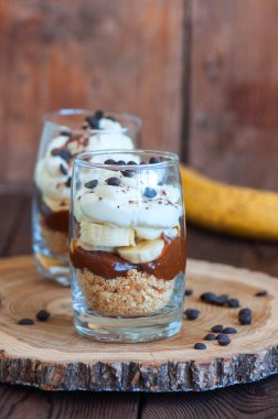 Bir cam - Banoffee pasta grafiğinden muz, tatlı tuzlu kek 
