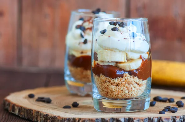 Dessert in a glass - Banoffee pie from bananas, crumble, salted — Stock Photo, Image