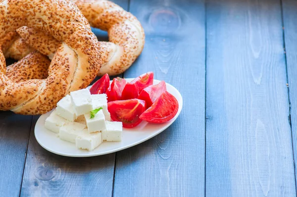 Παραδοσιακή τουρκική bagel (ψωμί) - κουλούρι με ντομάτες και φέτα — Φωτογραφία Αρχείου