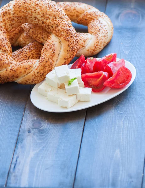 传统土耳其百吉饼 （面包）-simit 西红柿和奶酪 — 图库照片