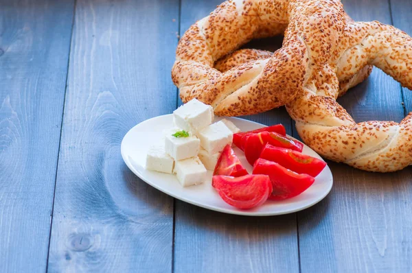 Παραδοσιακή τουρκική bagel (ψωμί) - κουλούρι με ντομάτες και φέτα — Φωτογραφία Αρχείου