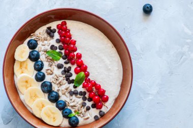 W sağlıklı yulaf smoothie muz ve süzme peynir ile süslenmiş