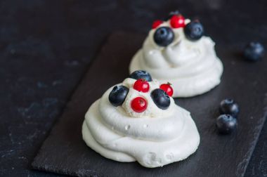 Ev yapımı bireysel beze kek Pavlova kamçı ile yakın çekim
