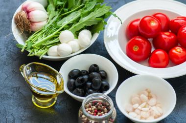 Sağlıklı salata için malzemeler. Domates, rucola (eruca sativa), 