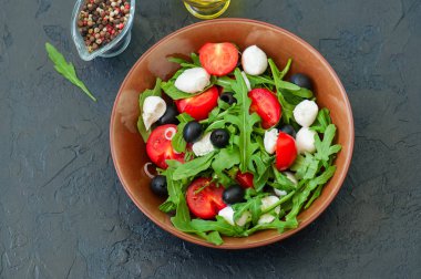 Yakın çekim rucola, kiraz domates, zeytin, taze salata-sp