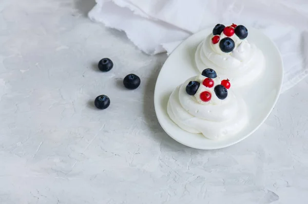 Primer plano de pasteles de merengue individuales caseros Pavlova con látigo —  Fotos de Stock