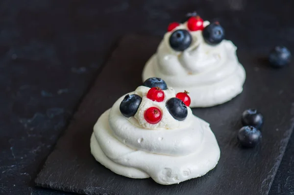 Close up of homemade individual meringue cakes Pavlova with whip — Stock Photo, Image