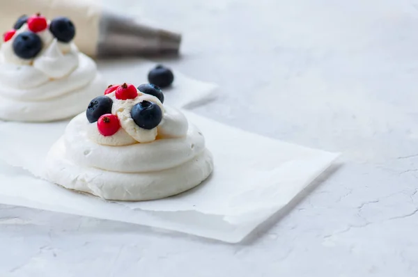 Primer plano de pasteles de merengue individuales caseros Pavlova con látigo —  Fotos de Stock