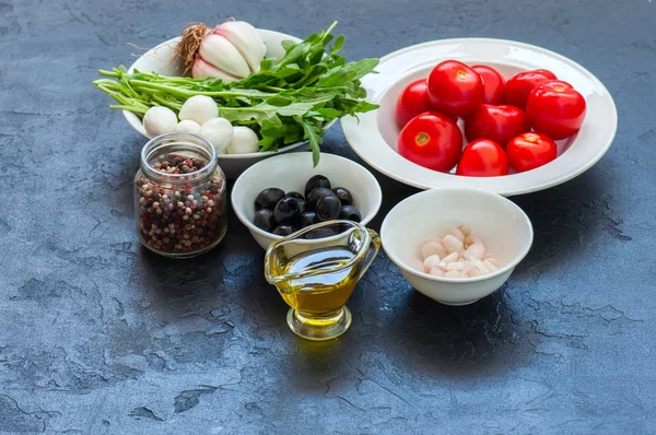Ingredientes para ensalada saludable. Tomates, rúcula (eruca sativa ), — Foto de Stock