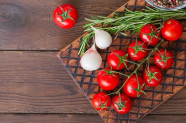 Taze çiğ domates biber sarımsak ile ahşap bir gemide bir