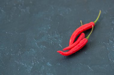 Kırmızı sıcak biber siyah arduvaz zemin. Kopya alanı.