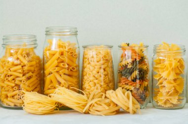 Farklı şekiller tam tahıl ham İtalyan makarna çeşitleri 