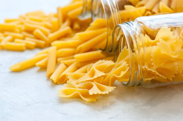 Sortiment von verschiedenen Formen Vollkorn-rohe italienische Pasta in — Stockfoto