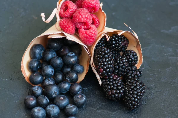 Смесь ягод малины с черникой и ежевикой в вау — стоковое фото