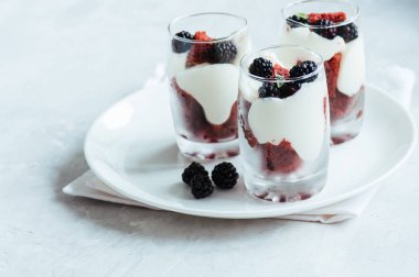 Kırmızı kadife sünger kek krem peynirli taze ile dekore edilmiş olması