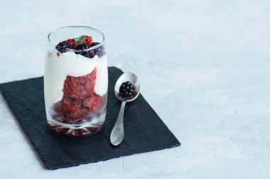 Kırmızı kadife sünger kek krem peynirli taze ile dekore edilmiş olması