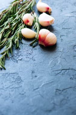 Diş sarımsak ve biberiye siyah bir zemin üzerine