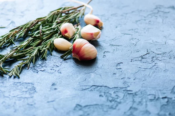 Diş sarımsak ve biberiye siyah bir zemin üzerine