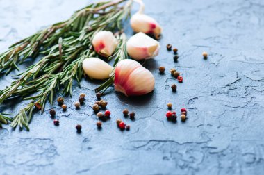 Diş sarımsak, biber Mısır ve siyah bir zemin üzerine biberiye