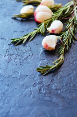 Diş sarımsak ve rozmary siyah bir zemin üzerine