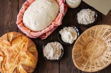 Ev yapımı hamur, hamur mayası bir kavanoz, mix un, ekmek ve bas
