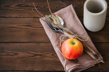 Ağaç dalları, elma, çatal bıçak takımı ahşap b keten bir Sim Tarih
