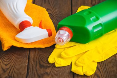 Temizlik kavramı. Spreyler ve ahşap bir adam lastik eldiven