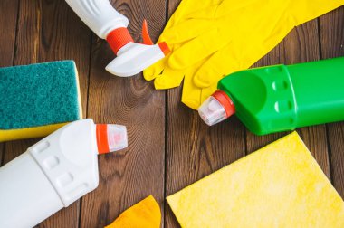 Temizlik kavramı. Spreyler ve ahşap bir adam lastik eldiven