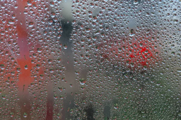 Fenster mit Wassertropfen. Herbstregen. — Stockfoto