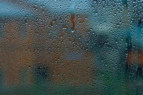 Okno z kropli wody. Jesienny deszcz. — Zdjęcie stockowe