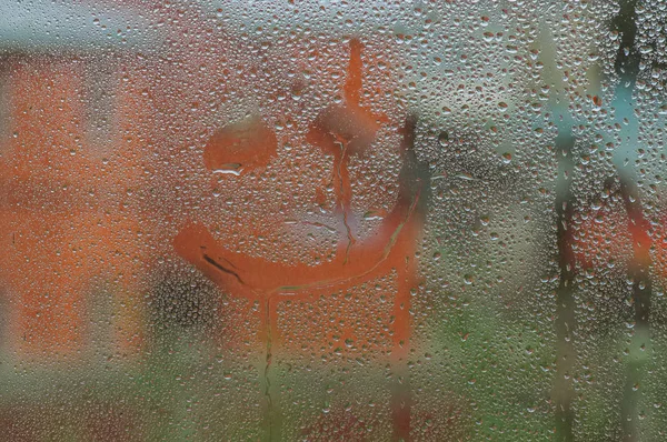 Fenêtre avec goutte d'eau, symbole emogi inscription sur verre — Photo