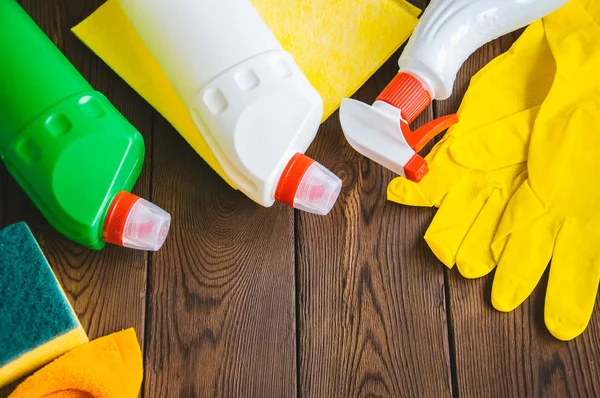 Temizlik kavramı. Spreyler ve ahşap bir adam lastik eldiven