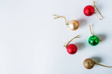Sunni Noel topları beyaz arka plan üzerinde