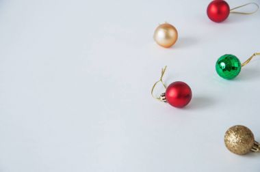 Sunni Noel topları beyaz arka plan üzerinde