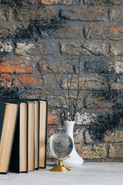 Eski kitaplar, dalları vazo, Cam Küre, grunge tuğla yığını 
