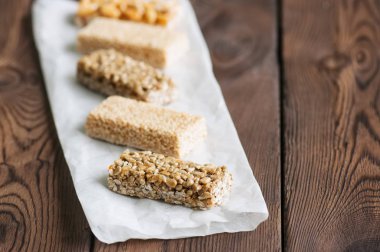 Aperatifler - mix enerji çubukları fıstık, susam ve ayçiçeği s