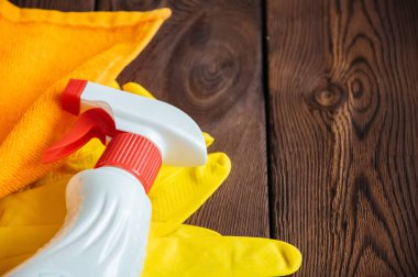 Temizlik kavramı. Spreyler ve ahşap bir adam lastik eldiven