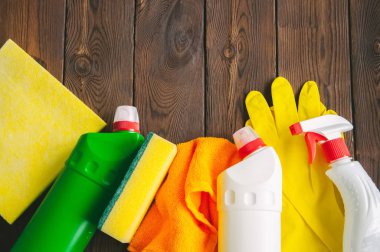 Temizlik kavramı. Spreyler ve ahşap bir adam lastik eldiven