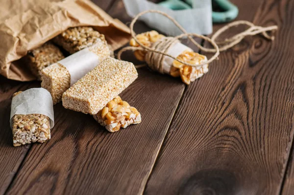 Закуски - смесь энергетических батончиков с арахисом, кунжутом и подсолнухом — стоковое фото