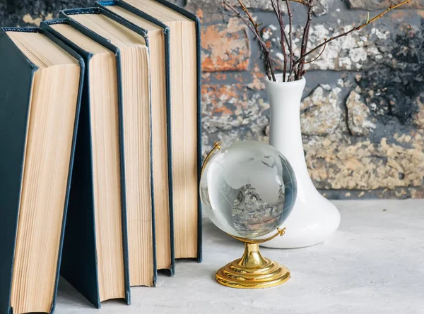Eski kitaplar, dalları vazo, Cam Küre, grunge tuğla yığını 