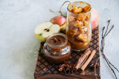 Malzemeler için geleneksel elmalı turta - karamel, dilim tuzlu.