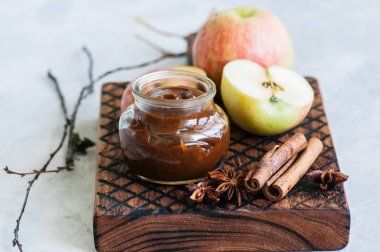 Malzemeler için geleneksel elmalı turta - karamel, dilim tuzlu.