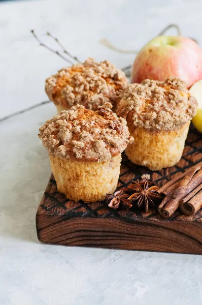 Elma tarçın çörek bir ahşap tahta üzerinde harap. Beyaz taş ba