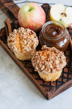 Apple tarçınlı kek kek, tuzlu karamel sos bir tahta üzerinde