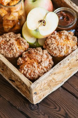 Elma tarçın parçalamak tuzlu kekler, karamel sos, baharat 